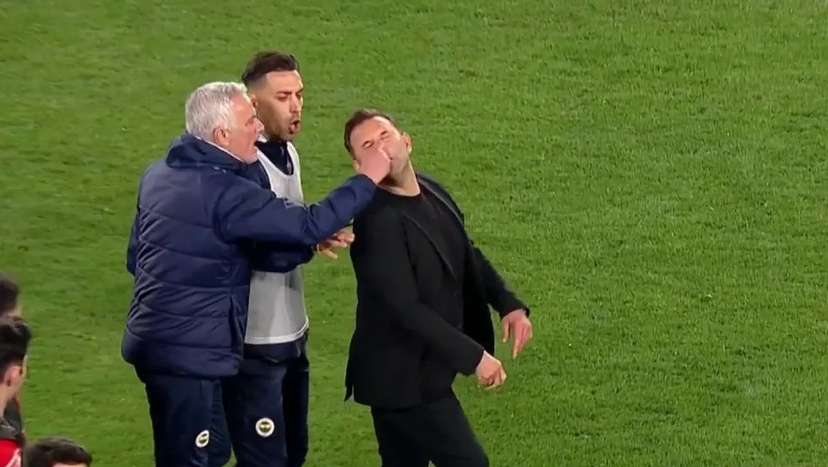 Жозе Моурінью та Окан Бурук / скріншот