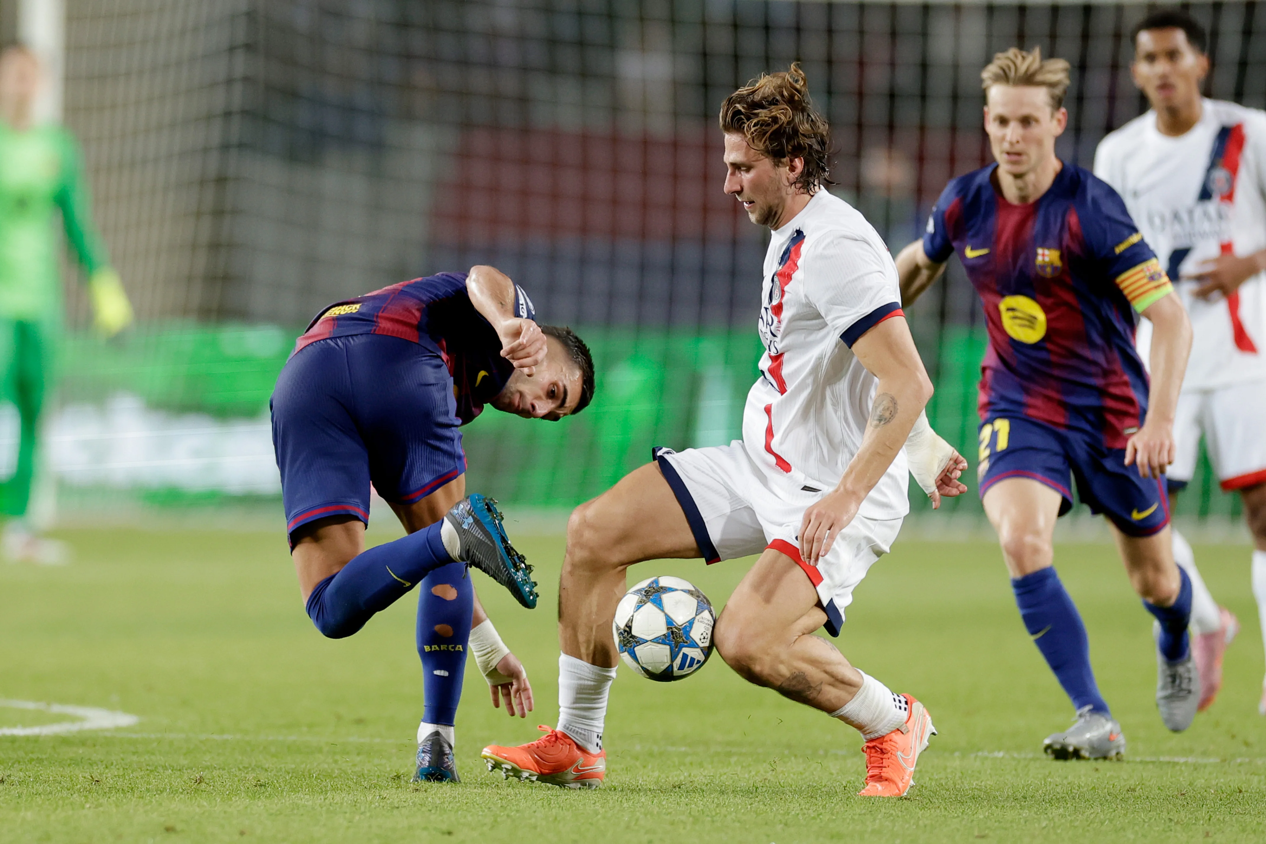 Фото к новости: Обескровленный ПСЖ одержал волевую победу над Барселоной – Забарный снова выделялся, дважды спас от гола