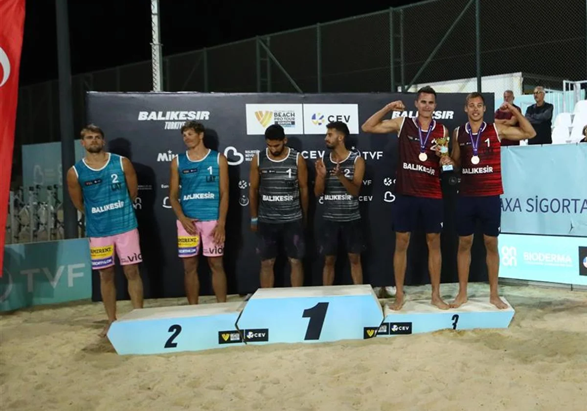 Иван Дацюк и Алексей Бублик (крайние справа) / CEV