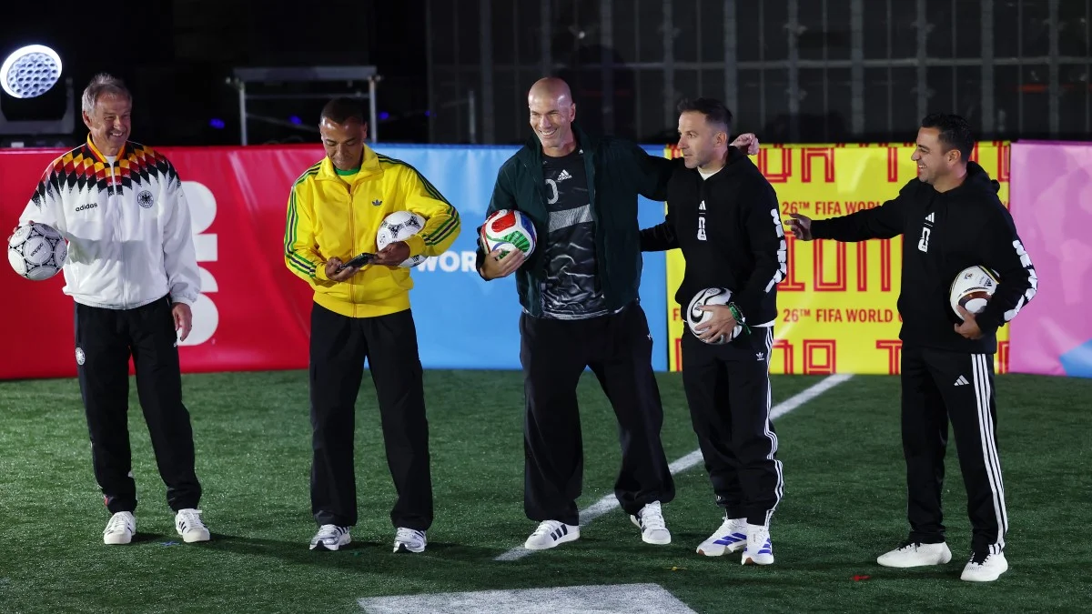 Клинсманн, Кафу, Зидан, Дель Пьеро и Хави на презентации нового мяча / Getty Images