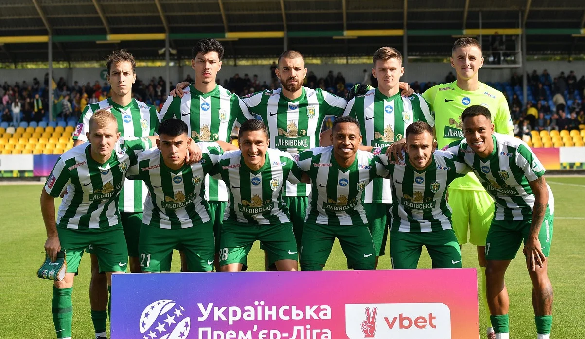 Павло Полегенько – третій у нижньому ряду / Фото ФК Карпати