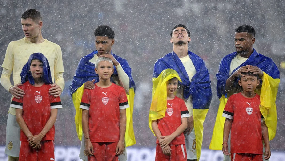 Марлон Гомес (второй справа) / Сайт Шахтера