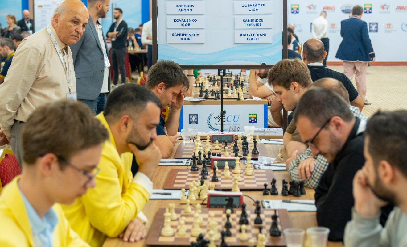 Игорь Коваленко (второй слева за досками) / фото: etcc2025.com