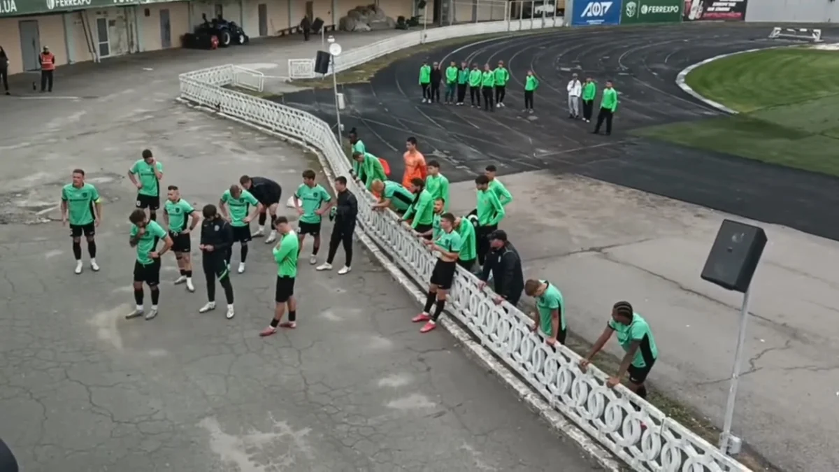 Футболісти Ворскли спілкуються з фанатами / Скріншот