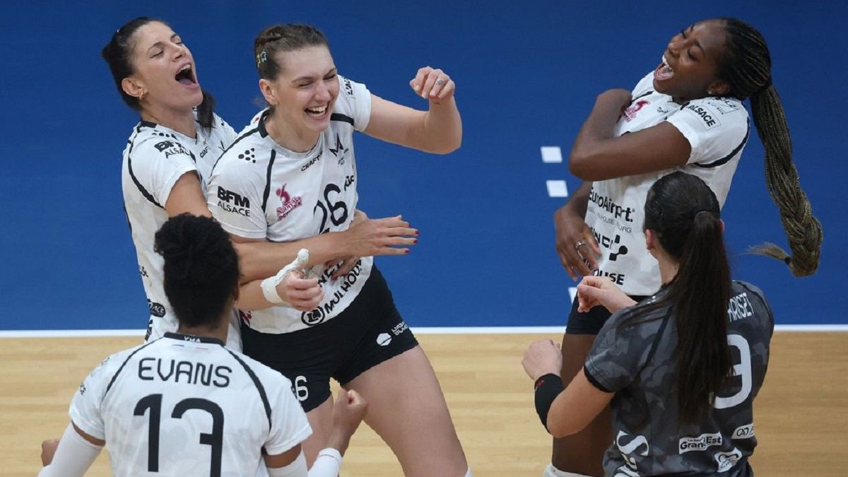 Ульяна Котар (посередине) / Volley Mulhouse Alsace
