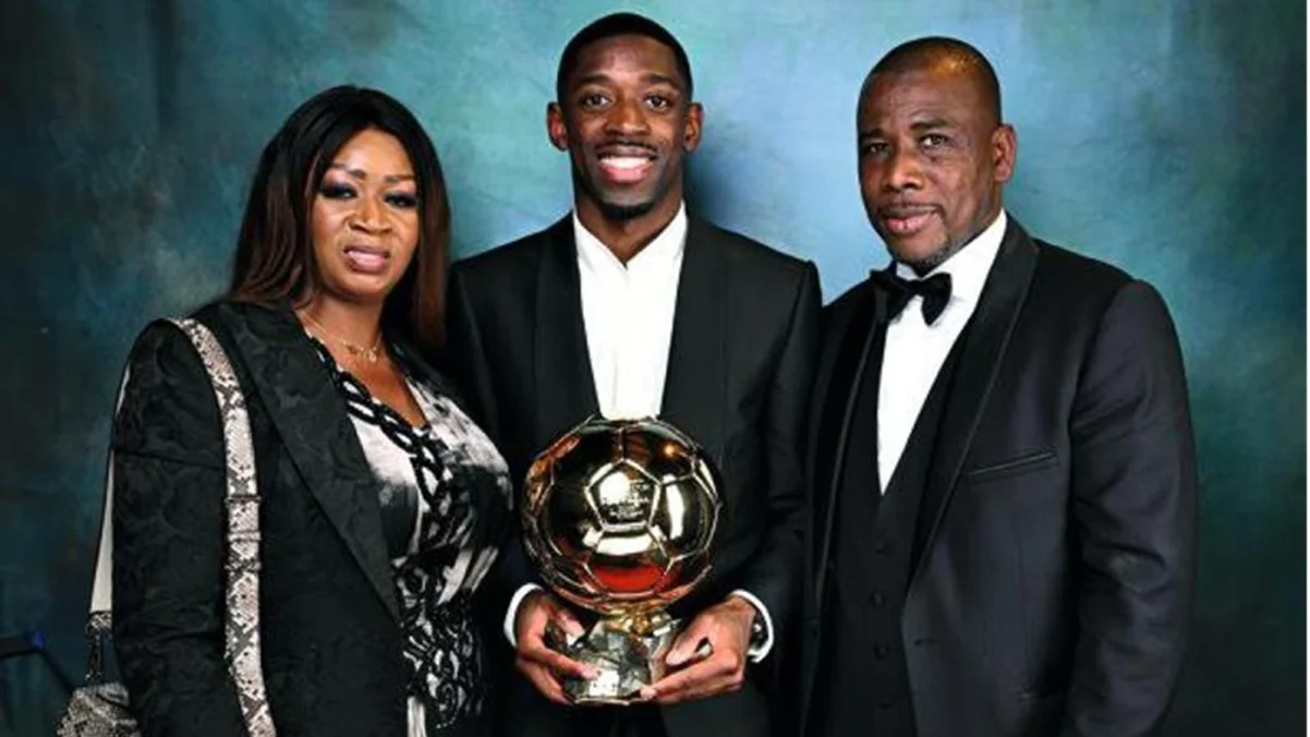 Усман Дембеле разом із мамою Фатіматою і вітчимом / фото: A. Réau/L'Équipe