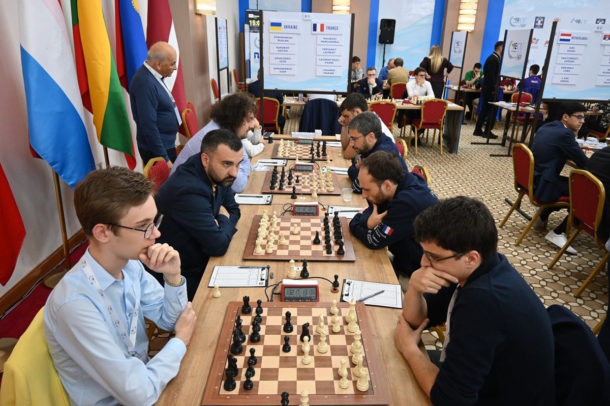 Чоловіча команда України (ліворуч) переграла французів / фото: etcc2025.com