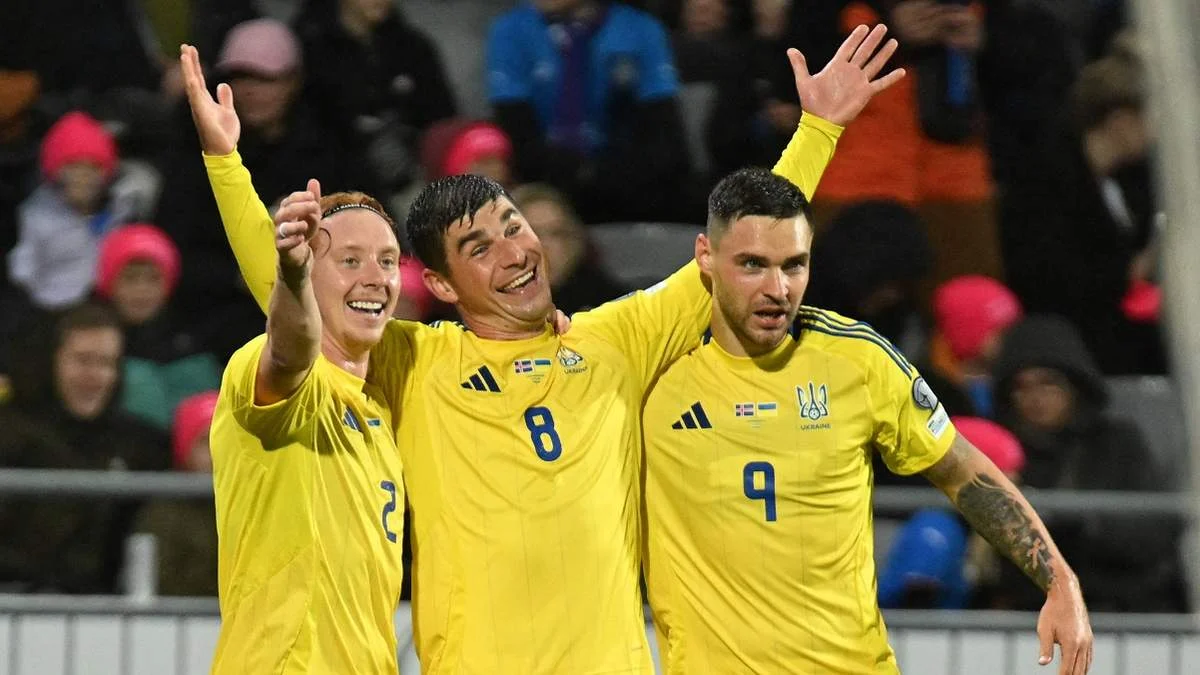 Руслан Маліновський в обіймах партнерів / Photo by HARALDUR GUDJONSSON/AFP via Getty Images