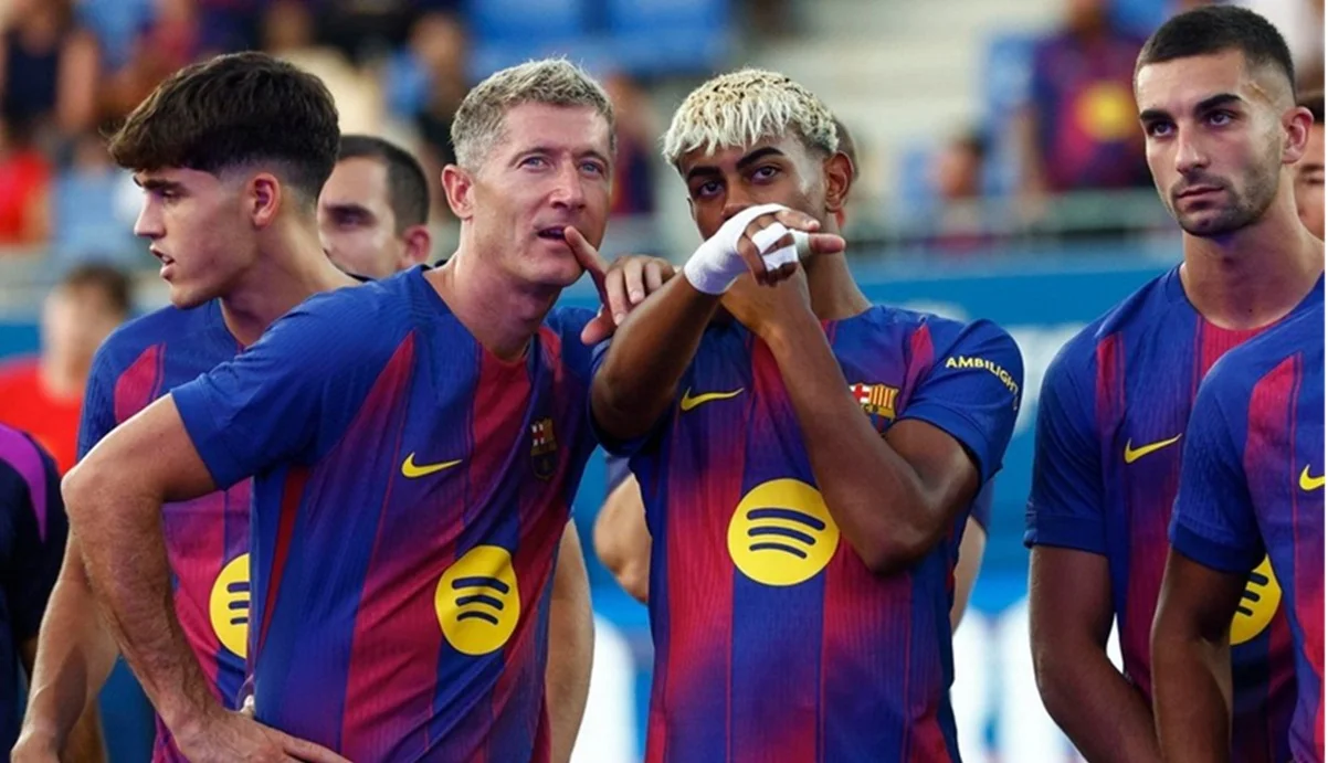 Роберт Лєвандовскі з партнерами /фото: EFE