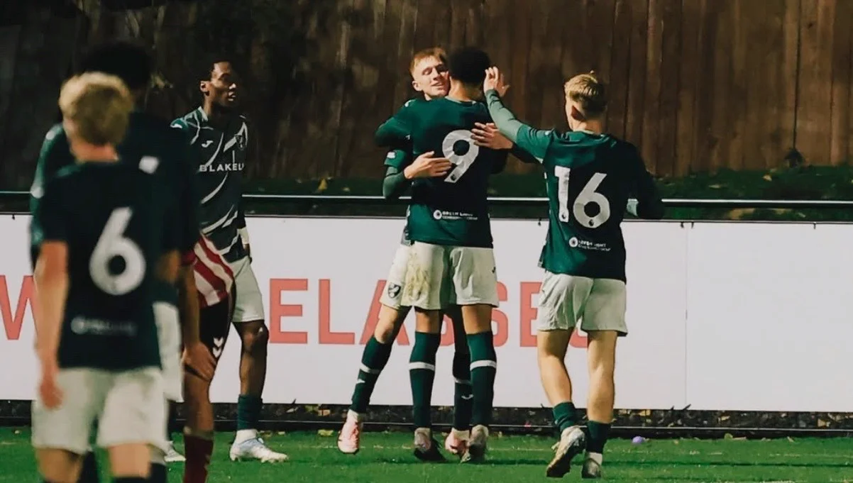 Зах Бауманн празднует с партнерами / фото: ФК Норвич