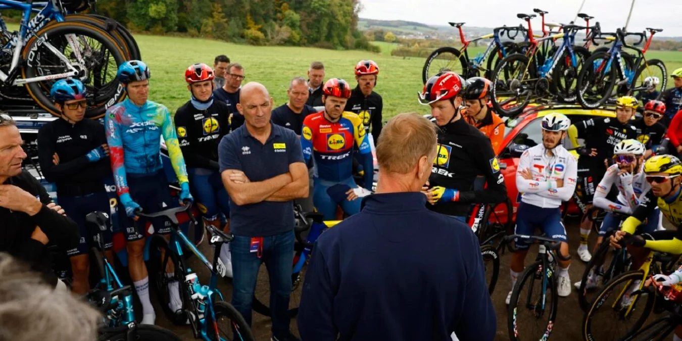 Організатор Туру Нідерландів звертається до гонщиків/ фото: Кор Вос