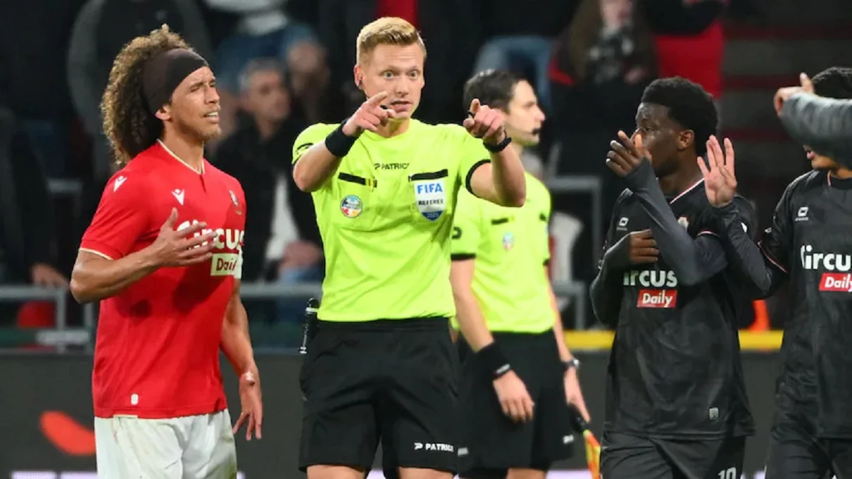 Д'Онд останавливает матч / Photo News