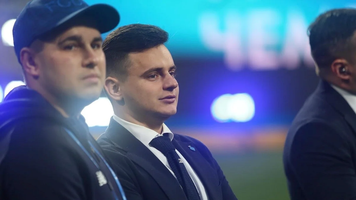 Андрій Шахов-молодший ( по центру) / фото із соцмереж