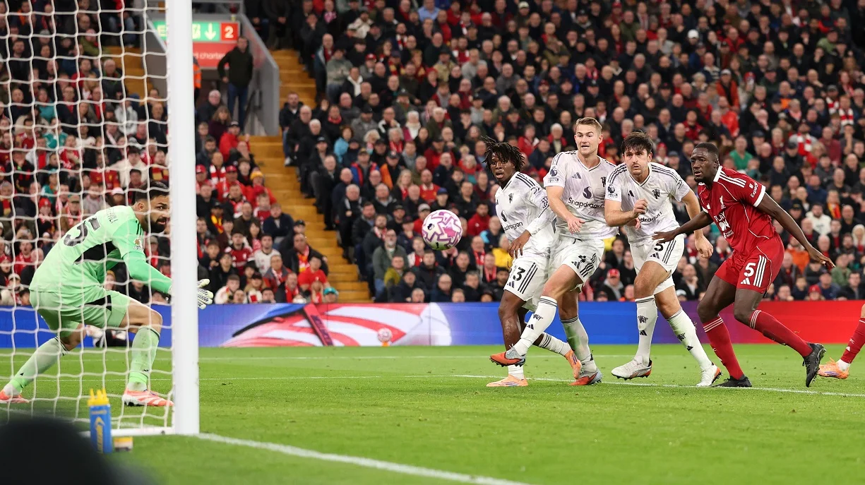 Фото к новости: Ливерпуль – Манчестер Юнайтед – 1:2 – голы и видеообзор четвертого подряд поражения Слота