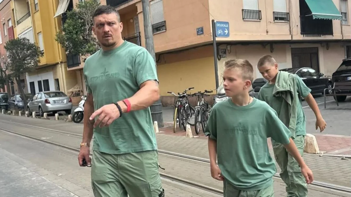 Олександр Усик зі своїми синами / фото: Instagram Катерини Усик