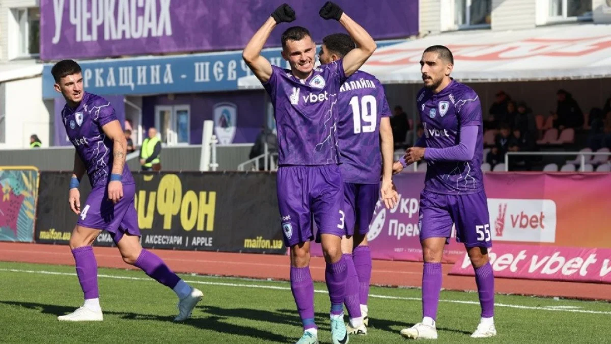 Илья Путря (в центре) / фото: ФК ЛНЗ