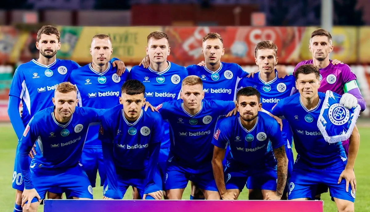 Андрій Сторчоус (крайній ліворуч у нижньому ряду) перед матчем / Фото ФК Кудрівка