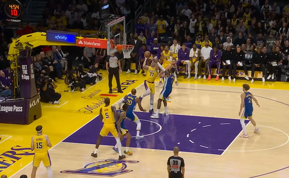 Лейкерс проиграли дома Голден Стейт / скриншот