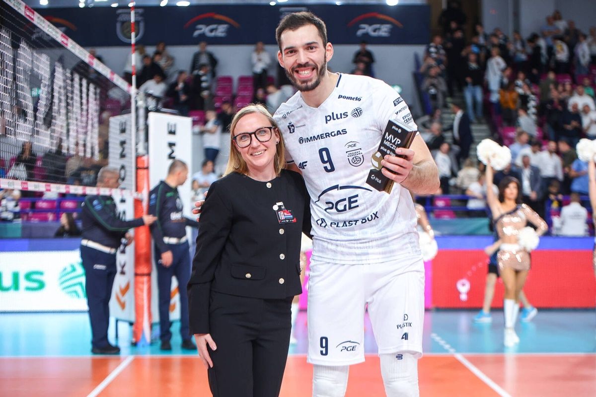 Юрій Семенюк (праворуч) з нагородою / фото: plusliga.pl