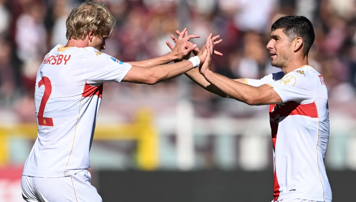 Торсбю дякує Маліновському за гол / Photo by Image Photo Agency/Getty Images