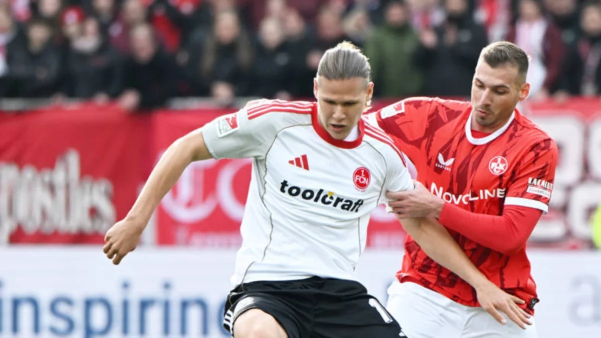 Степанов в игре против Кайзерслаутерна / фото: IMAGO