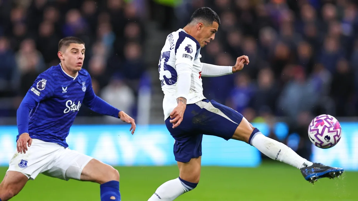 Виталий Миколенко против Педро Порро / фото: Getty Images