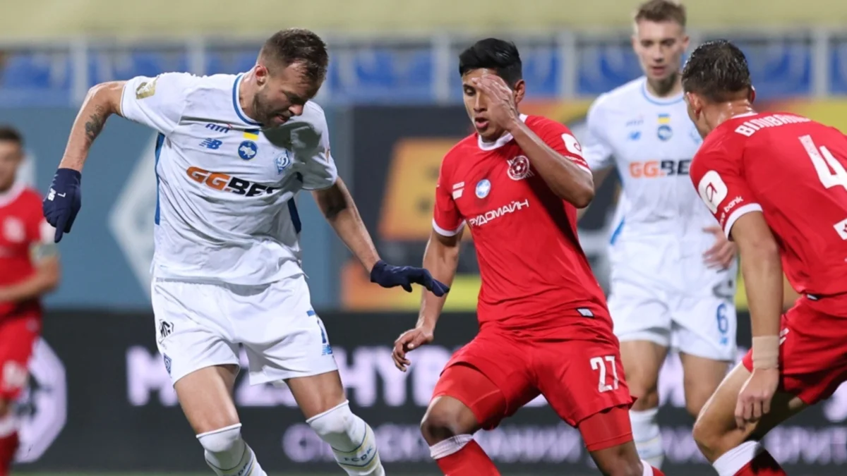 Ярмоленко против игроков Кривбасса / фото: ФК Динамо