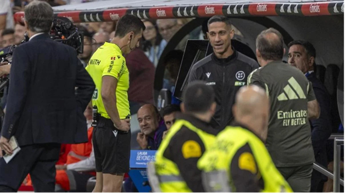 Сезар Сото Градо дивиться відеооповтор /фото: J.A.SIRVENT / MD