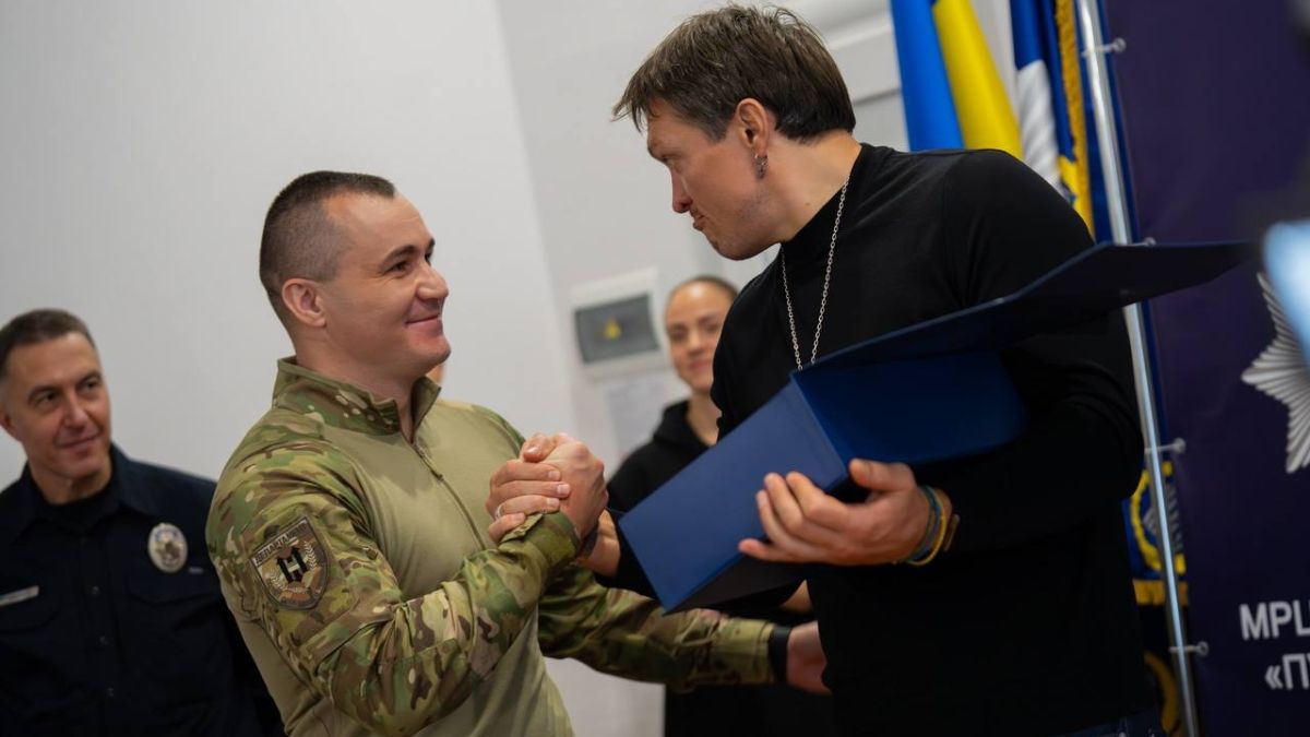 Усик під час візиту до поранених бійців / фото: ОШБ "Лють"