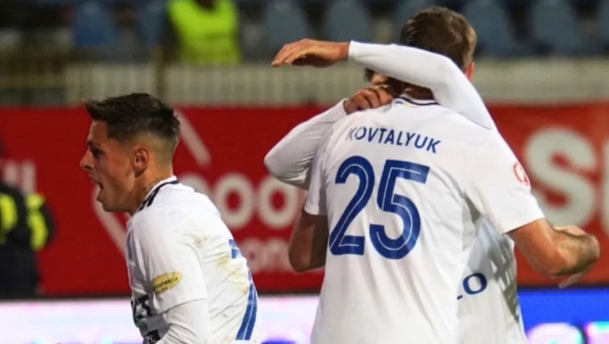 Микола Ковталюк із партнерами по команді / фото: ФК Ботошані