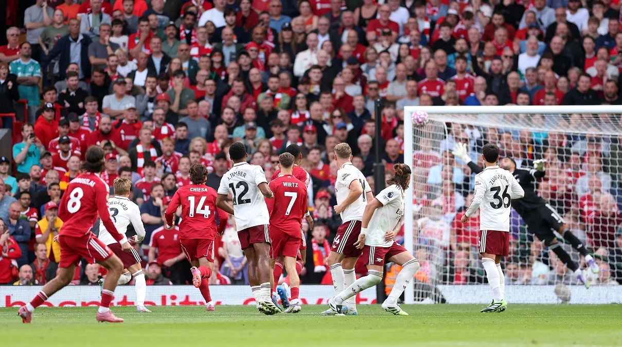 Штрафной Собослая в ворота Арсенала / Photo by Alex Pantling/Getty Images
