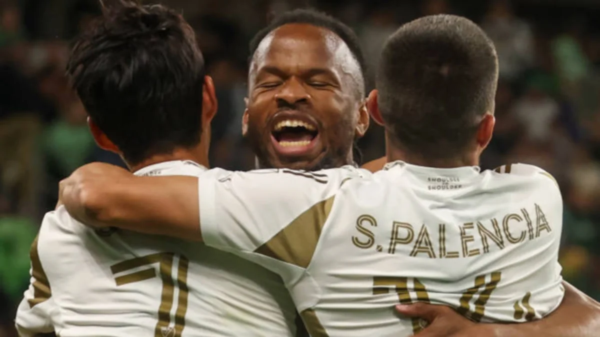 Сон в объятиях партнеров / IMAGO