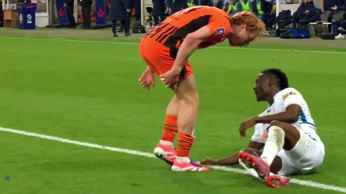 Ефим Конопля провоцирует Шолу Огундану после эпизода / Скриншот