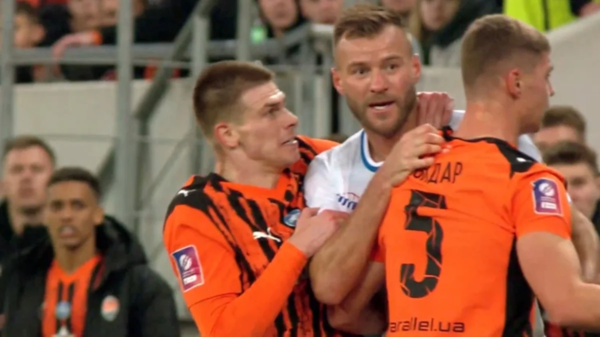 Очеретько намагається владнати сутичку Ярмоленка і Бондаря / Скріншот