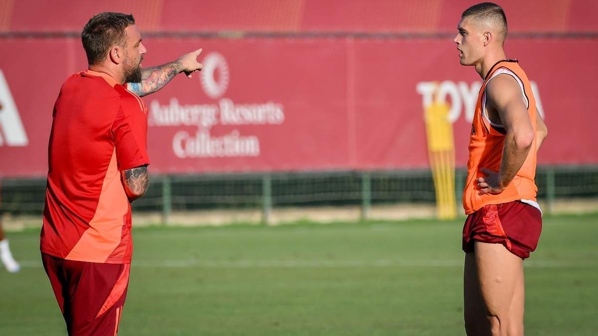 Де Россі та Довбик / фото: Fabio Rossi/AS Roma via Getty Images