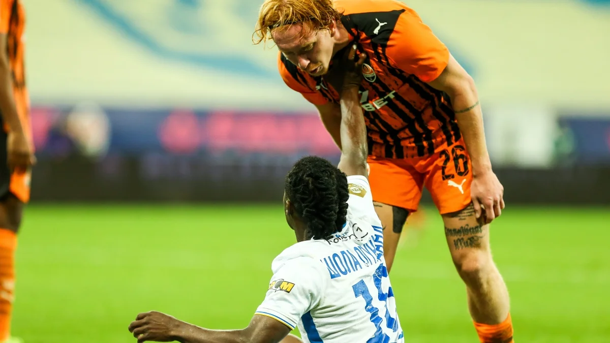 Шола Огундана против Ефима Конопли / фото: ФК Динамо