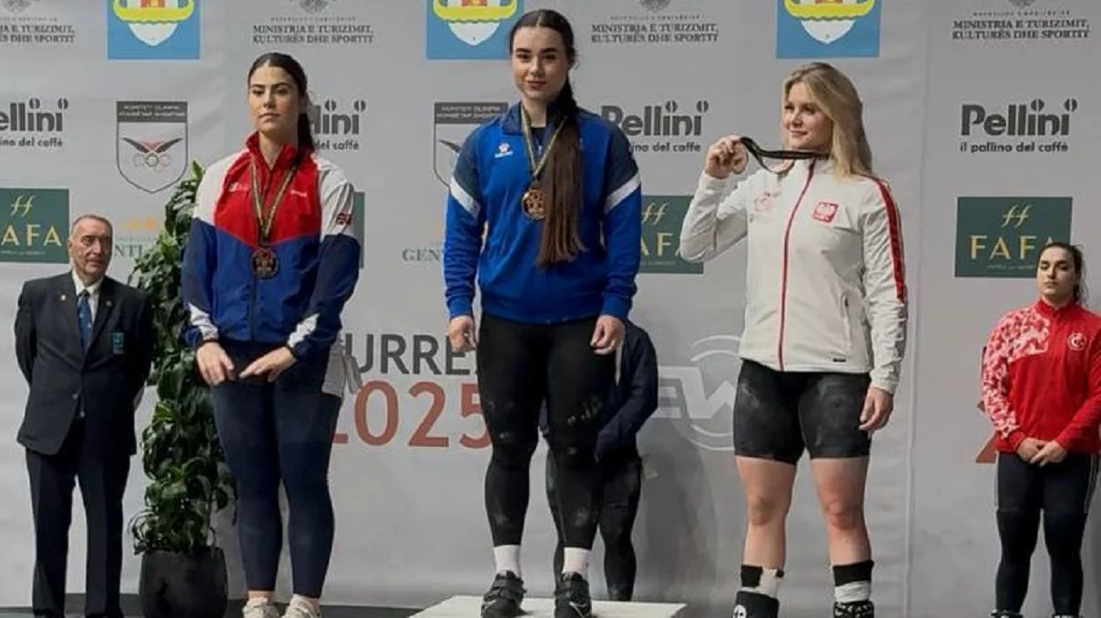 Домбровська (в центрі) з малим золотом за ривок / Федерація важкої атлетики України