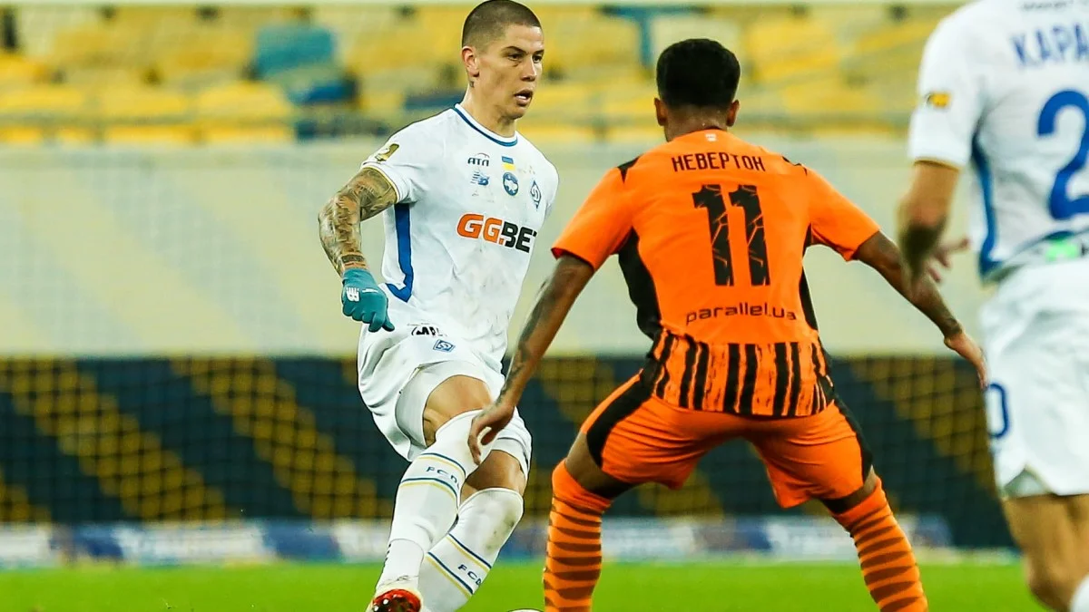 Денис Попов проти Невертона / фото: ФК Динамо