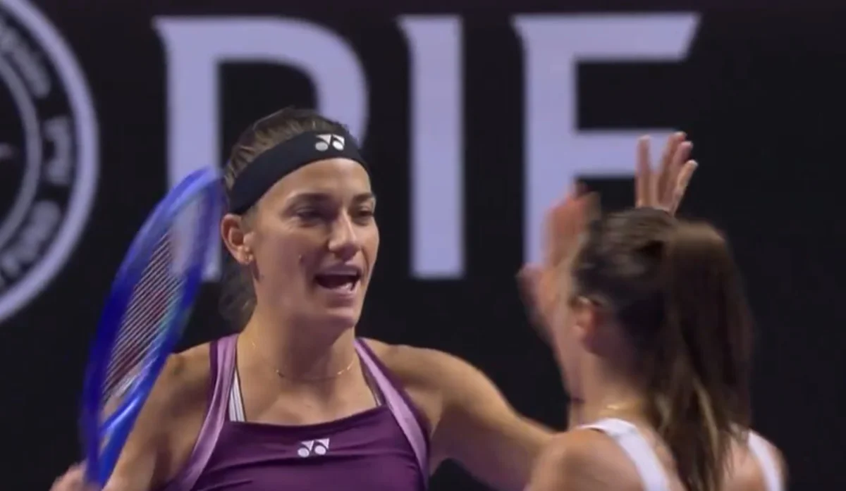 Тимеа Бабош (слева) и Луиза Стефани / скриншот