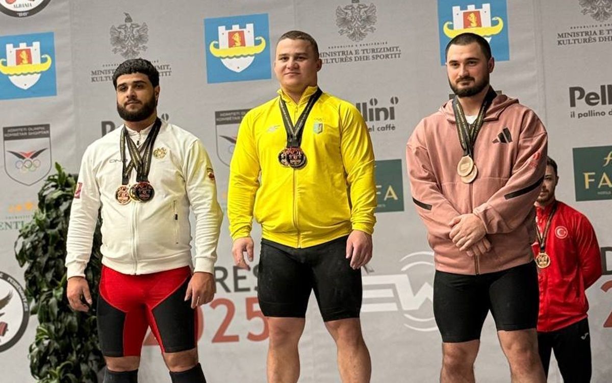 Максим Домбровський (у центрі) / фото: Ukrainian weightlifting federation