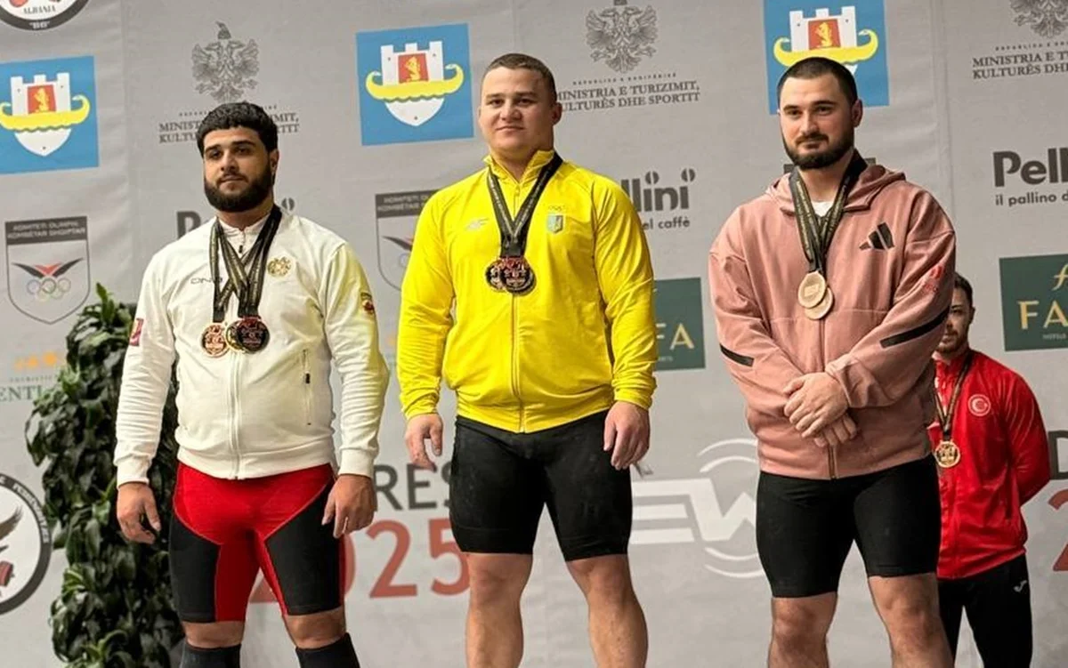 Максим Домбровский (в центре) / фото: Ukrainian weightlifting federation