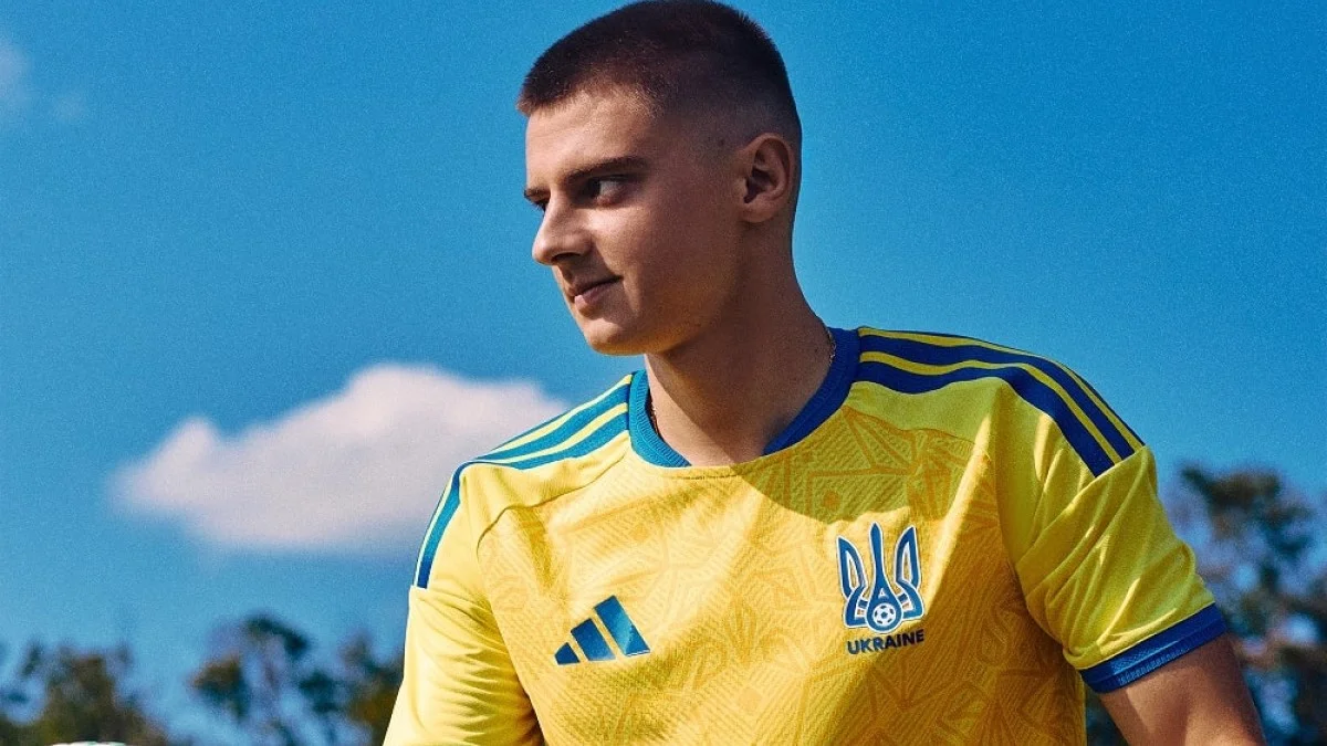 Віталій Миколенко в новій формі збірної України / фото: УАФ