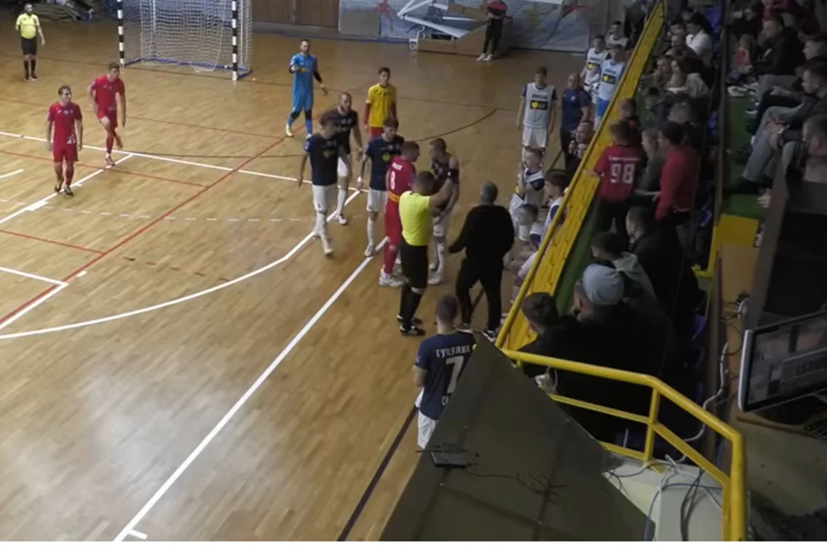 Роман Ковальчик отримав попередження від арбітра / скріншот