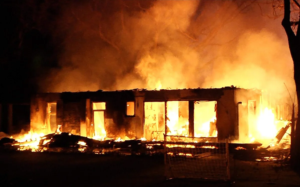 Дом сгорел почти дотла / фото: miamiherald.com