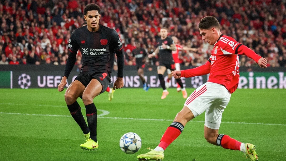 Судаков против Байера / фото: Бенфика