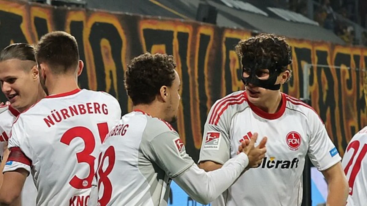 Артем Степанов (слева) вместе с партнерами по Нюрнбергу / фото: Sportfoto Zink