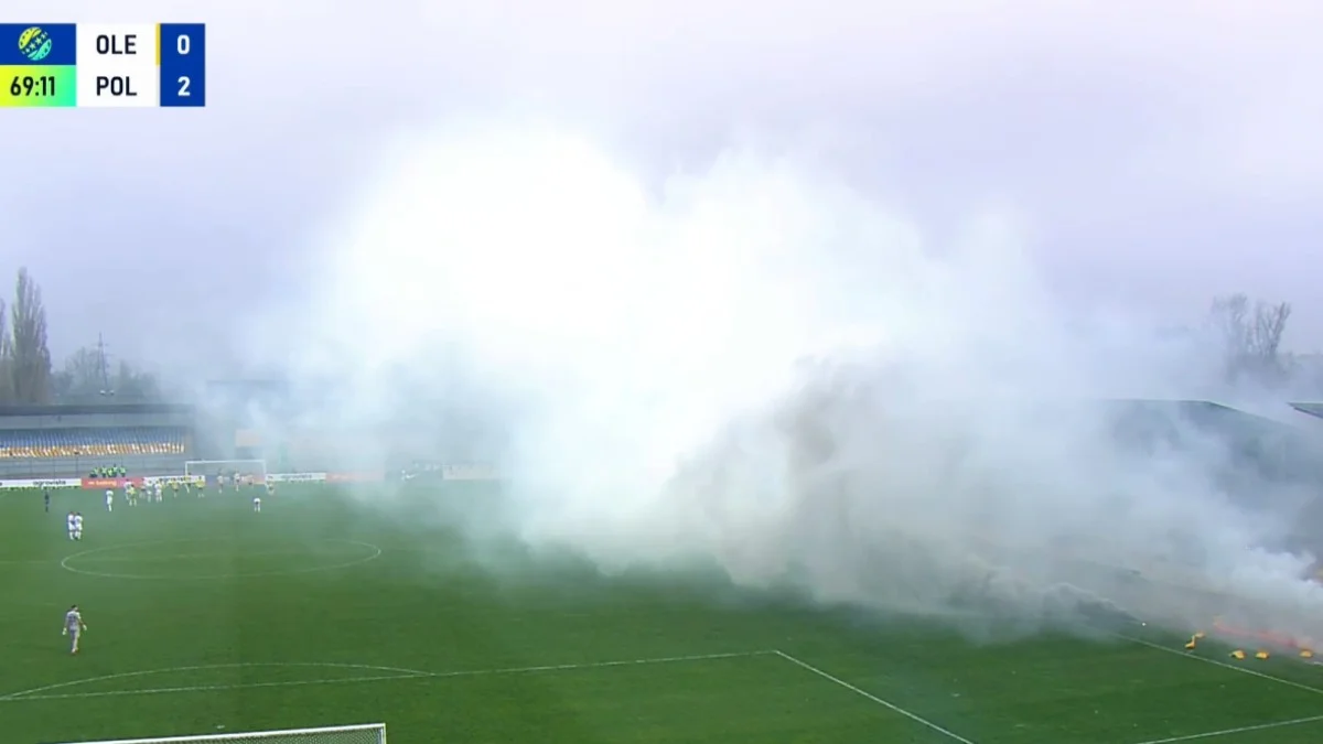 Дії ультрас Олександрії під час матчу з Поліссям / скріншот з трансляції