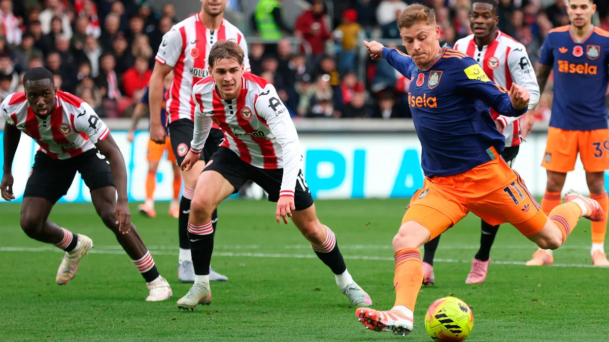 Ярмолюк спостерігає за голом Барнса / Rob Newell - CameraSport via Getty Images