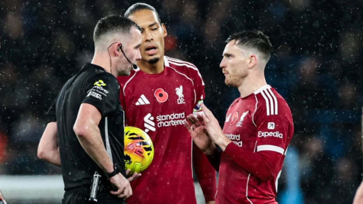 Ван Дейк та Робертсон сперечаються з рефері / IMAGO