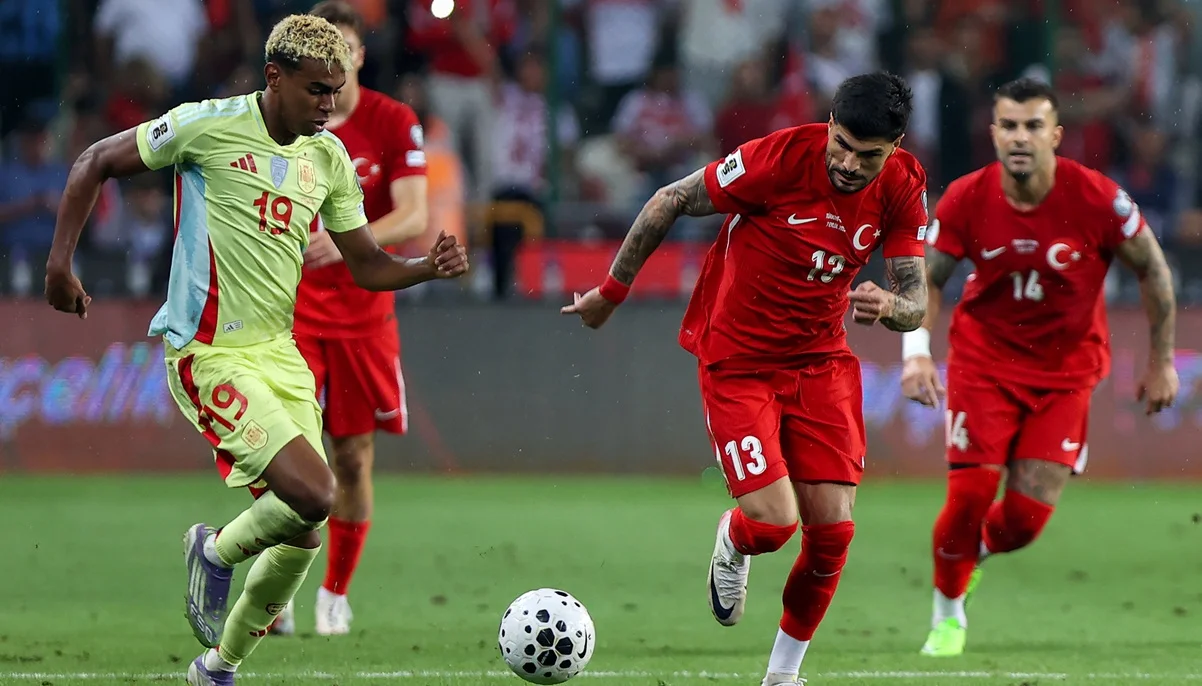 Ламин Ямаль и Эрен Эльмалы / Serhat Cetinkaya/Anadolu via Getty Images